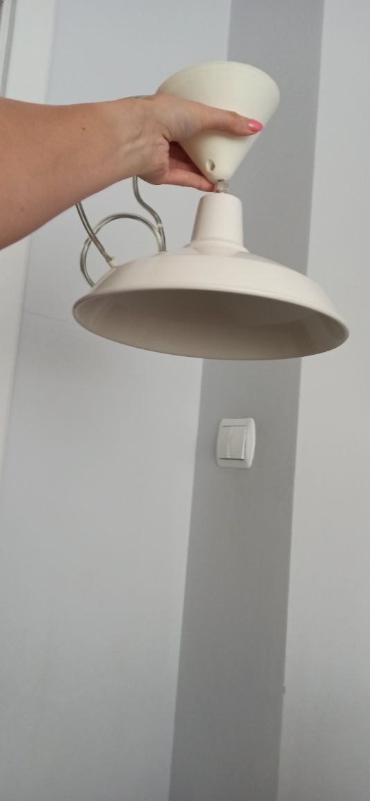 Lampa sufitowa metalowa biała