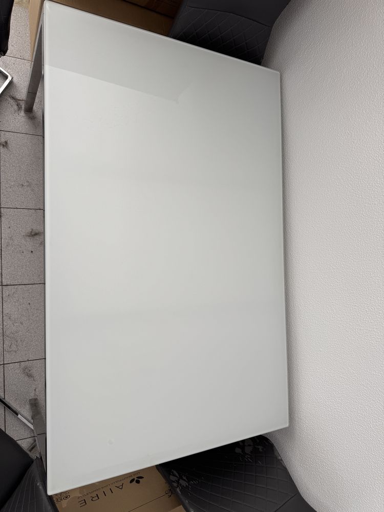 Mesa de cozinha (oferta de 4 cadeiras em razoavel estado)