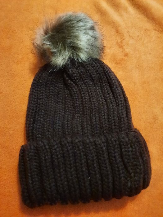 Zimowa czapka z futerkowym pomponkiem