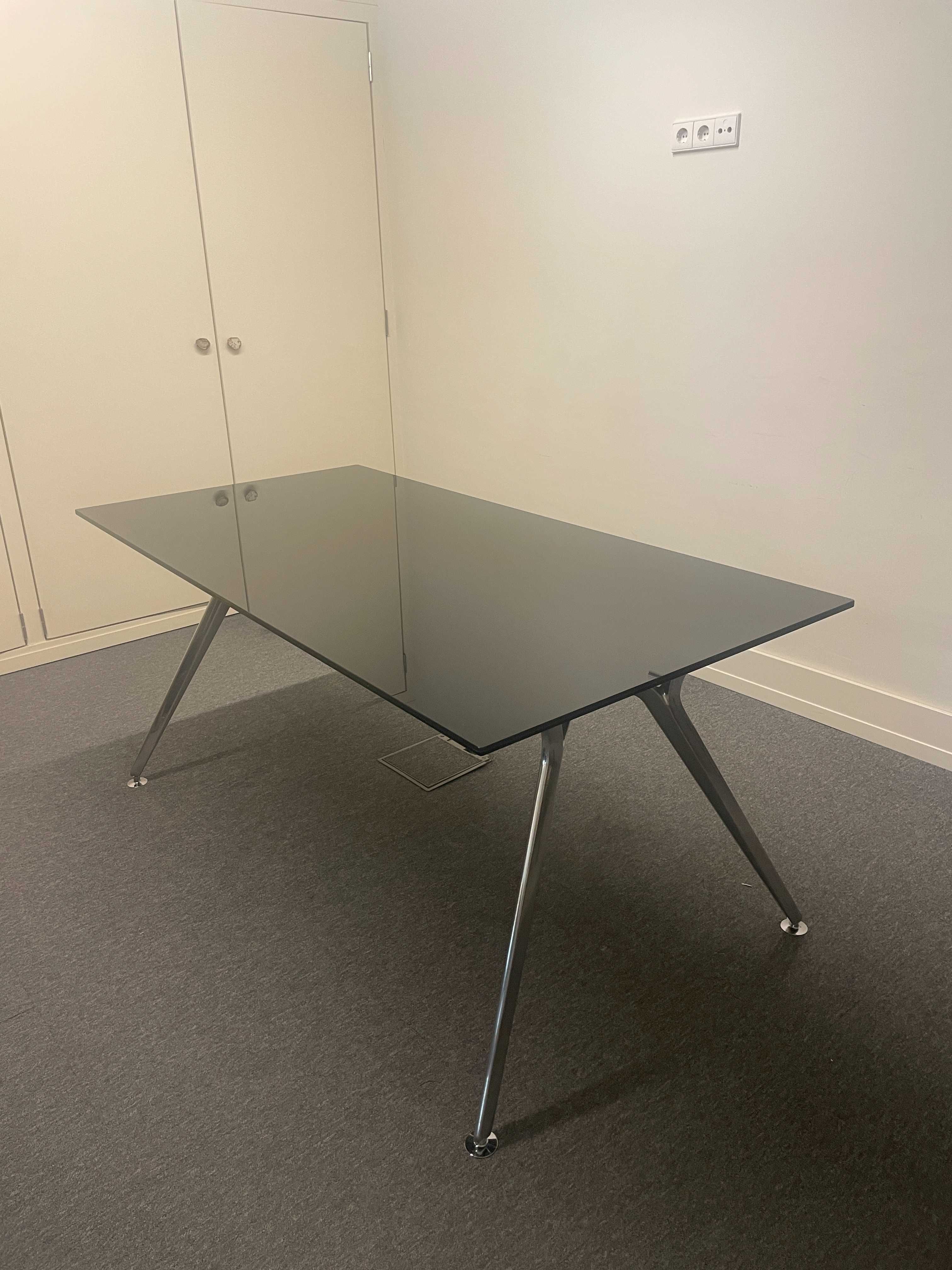 Mesa de Reuniões Com tampo em Vidro para 6 lugares