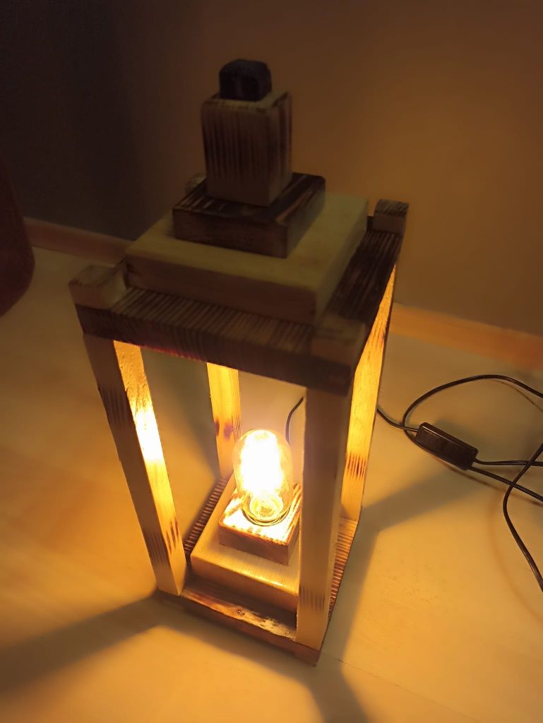 Lampion z żarówką