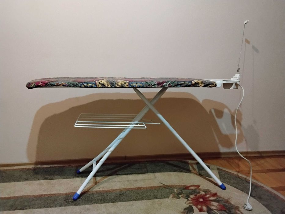 Гладильна дошка з підставкою на праску