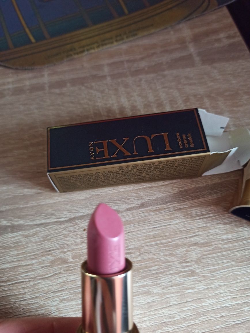 Avon - LUXE - Kremowa szminka - pomadka do ust - PINK SATIN - nowa