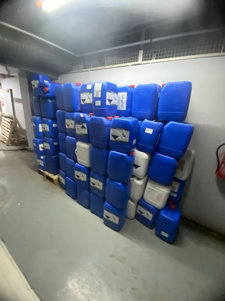 Cerca de 100bidoes de 25litros vazios cada 1euro