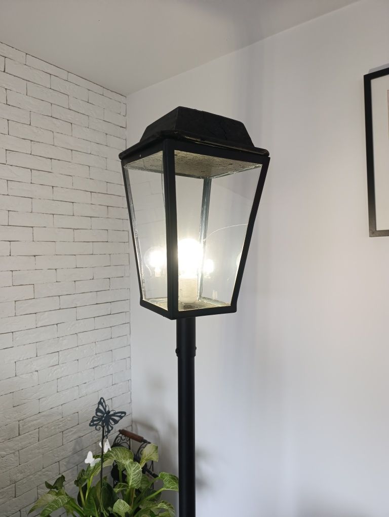 Sprzedam lampę oświetleniową.