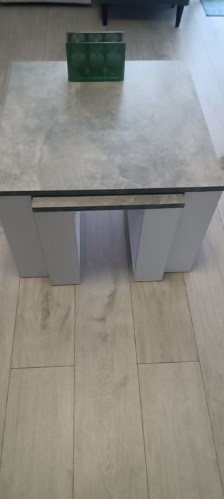 Stolik plus mniejszy stolik w kolorze popielatym