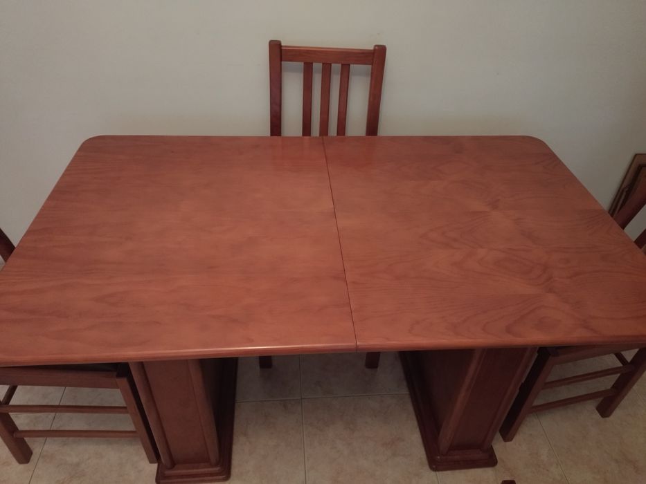 Mesa de sala em madeira