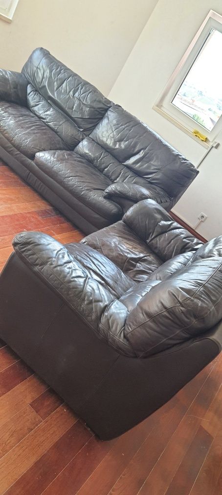 Sofa de pele castanho