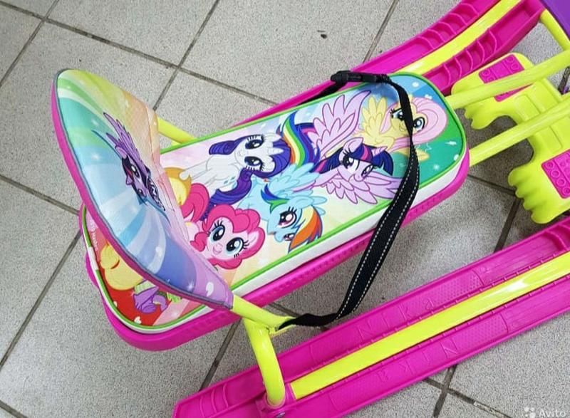 Снегокат со съёмной спинкой и рулём пони My Little Pony.