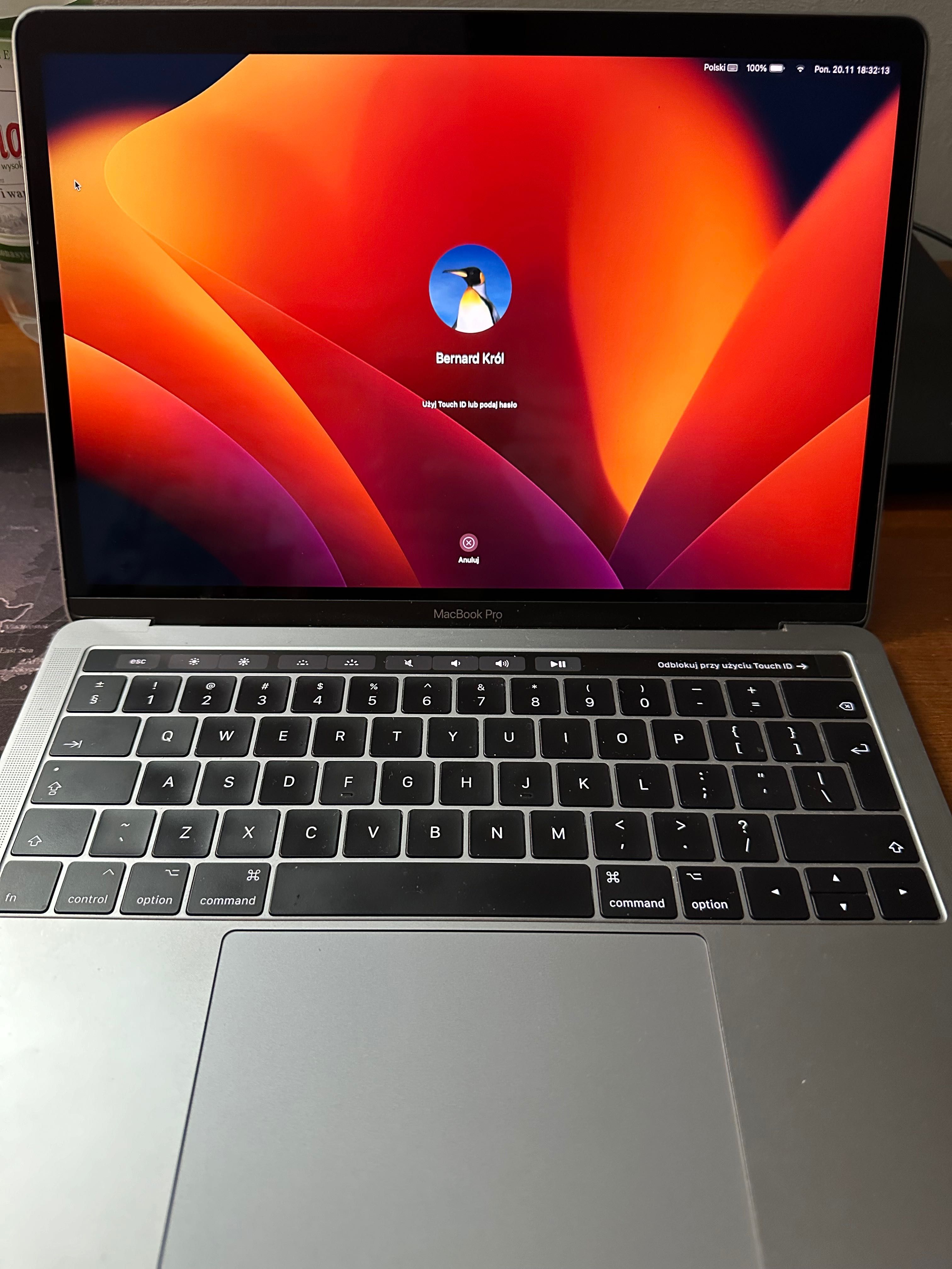 MacBook Pro z 2017 r. "gwiezdna szarość".