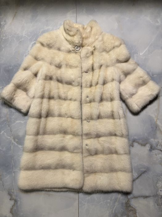 Натуральна до коліна норкова шуба з скороченими рукавами