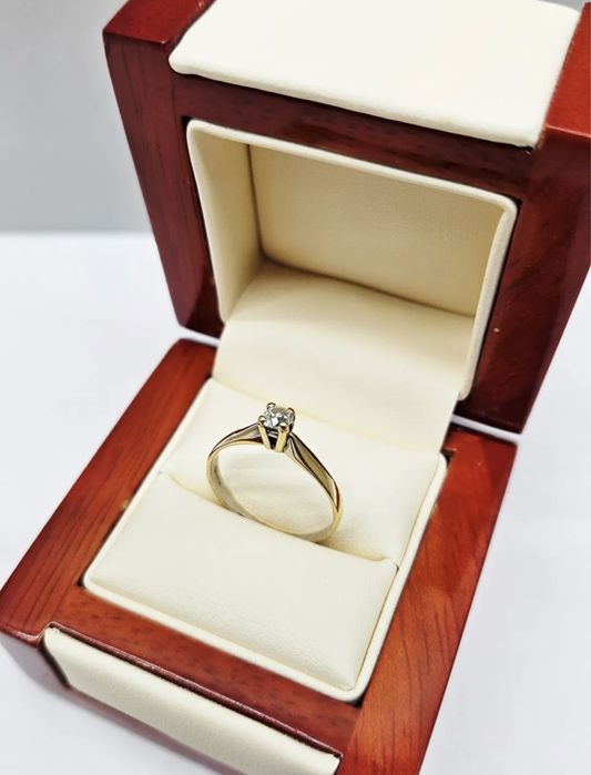 Piękny złoty pierścionek z brylantem 0,24ct