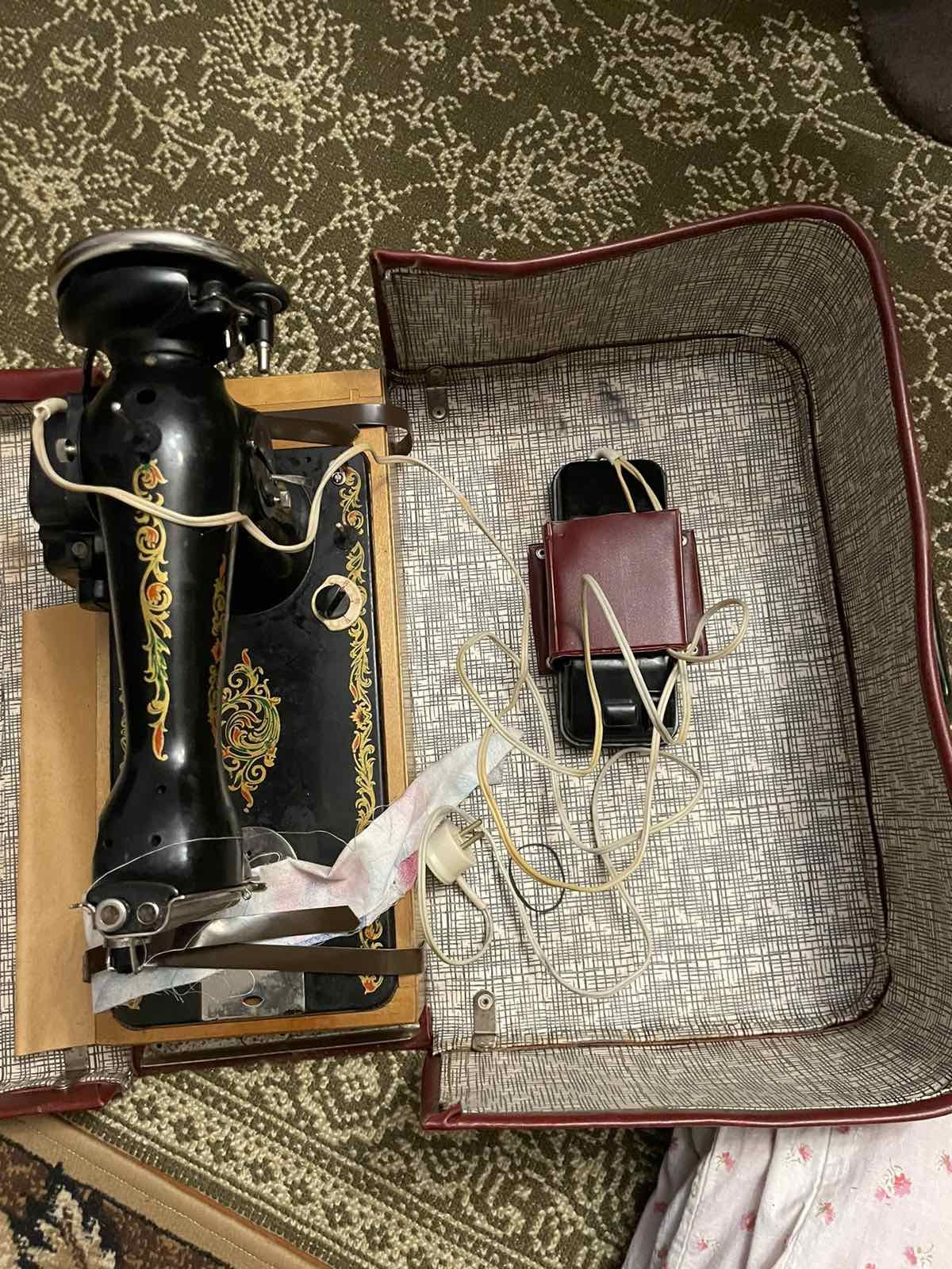 Швейна машина з електроприводом на підставці у футлярі чемодані СССР