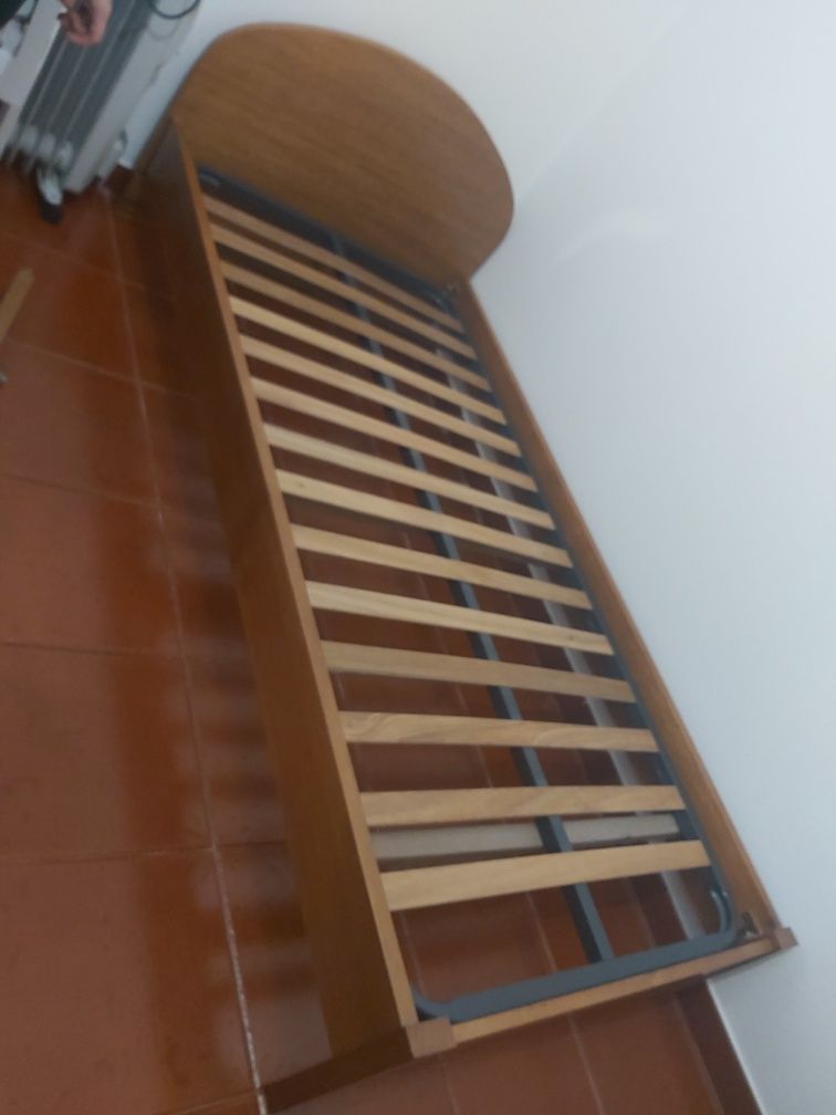 Cama de solteiro com estrato e colchão