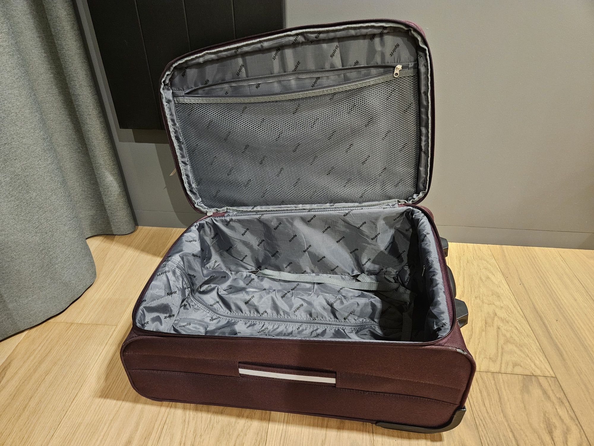 Średnia walizka Spirit ze sklepu Witchen 60x41x27cm / mocno przetarta