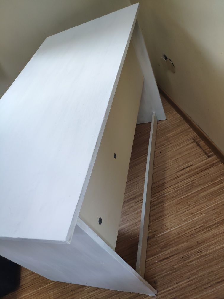Białe odmalowane biurko vintage z dwoma szufladami zamknięcie na klucz