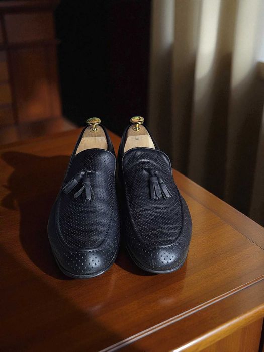 Стильні чоловічі шкіряні лофери DENTI з перфорацією та китицями