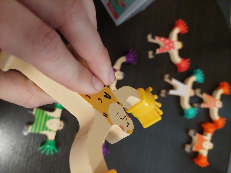 Дерев'яна гра- балансир Циркачі- акробати