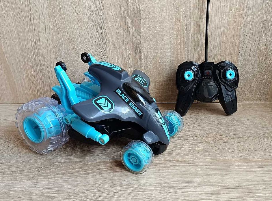 Samochód zdalnie sterowany *Black Shark*. One Two Fun