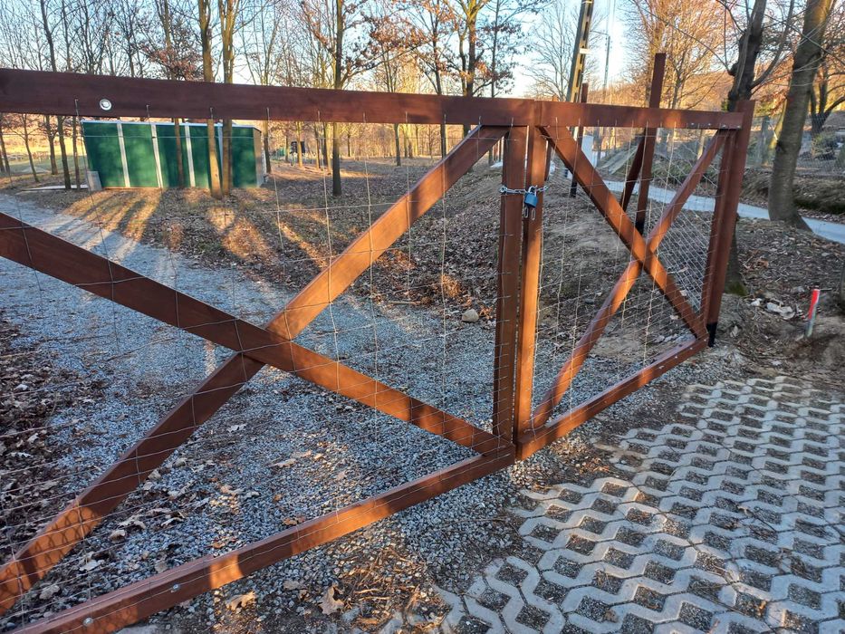 Brama leśna tymczasowa budowlana drewniana siatka słupki
