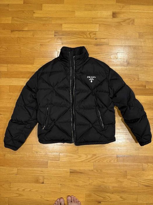 Casaco Prada Re-Nylon para homem com enchimento de penas, novo em folh