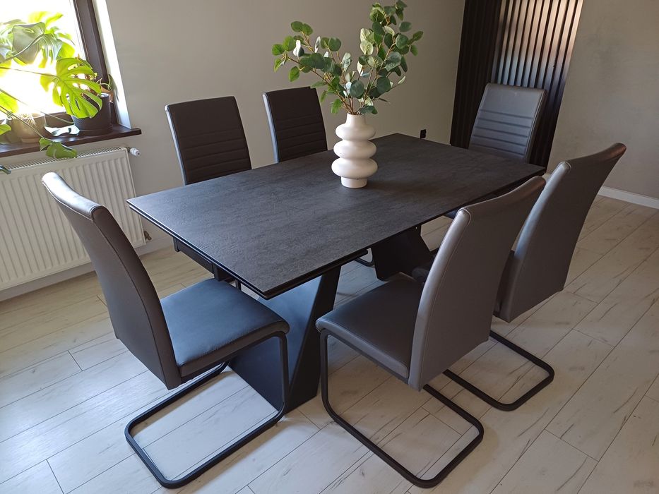 Piękny szklany stół do salonu, jadalni w zestawie z krzesłami