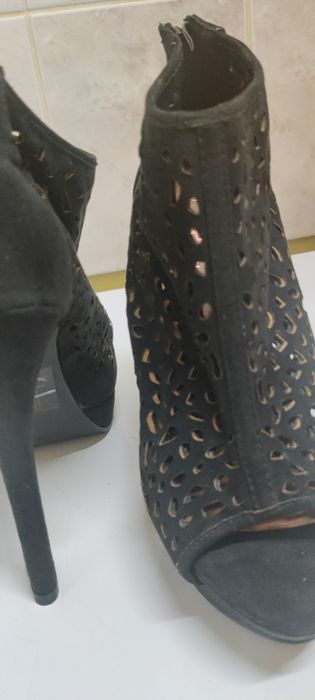 Sprzedam tanio wysokie ażurowe szpilki czarne.Rozmiar 39.