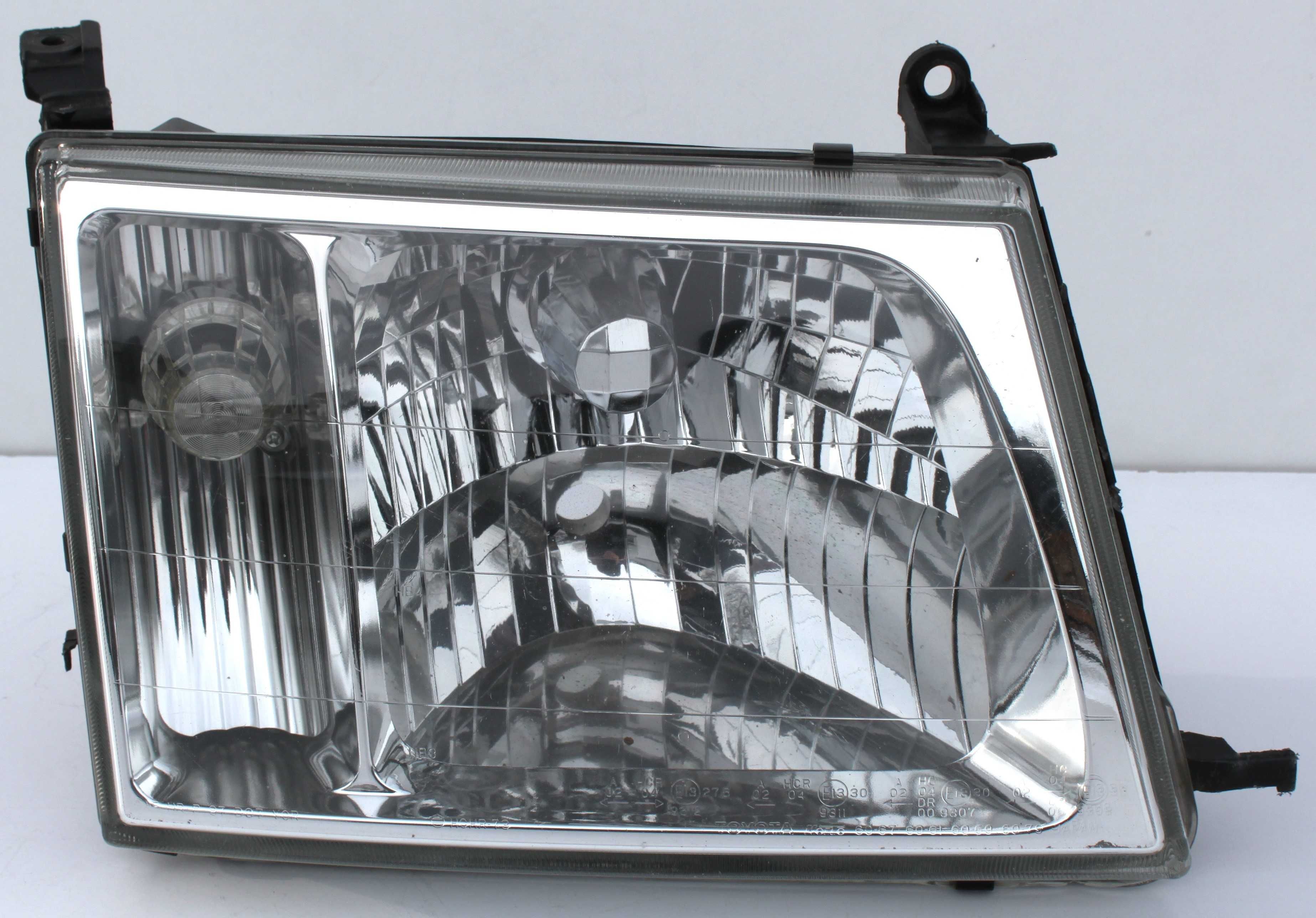 90M.Lampa TOYOTA LAND CRUISER J100 przód reflektor prawa europejska