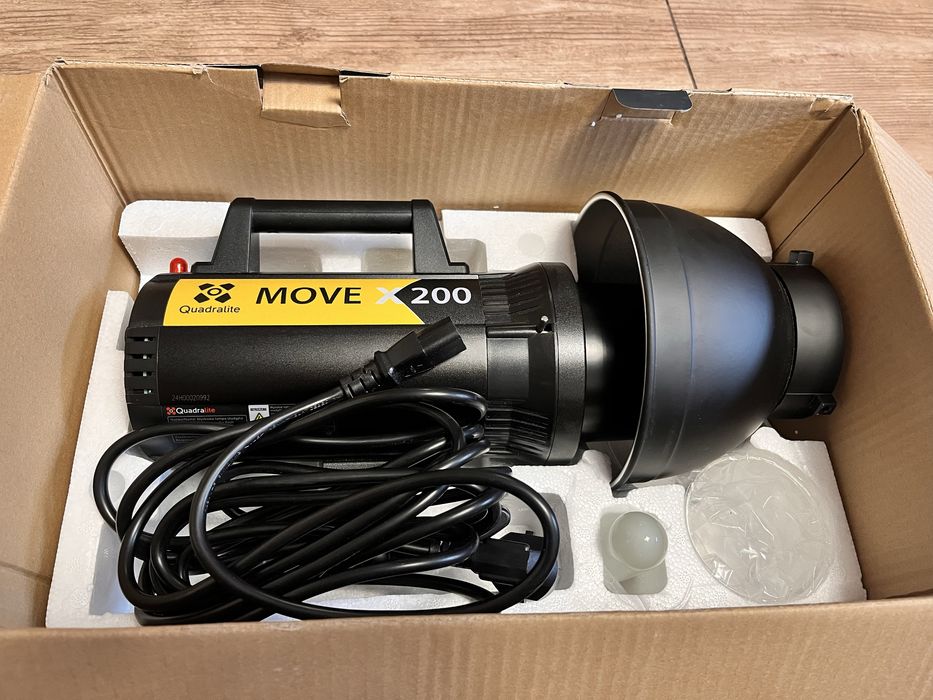 Lampa prawie nowa na gwarancji studyjna Quadralite lampa Move X 200