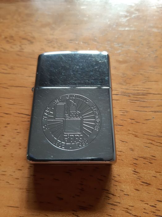 Isqueiro zippo metálico