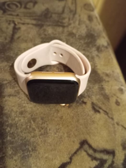 Продам Apple Watch 4