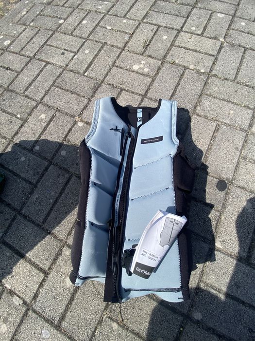 (Novo) Colete desporto nautico 50€ , fatos surf50€