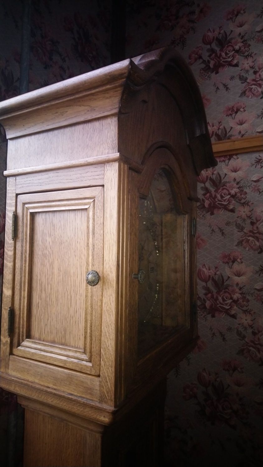 Годинник підлоговий (часы напольные),  з четвертним боєм.