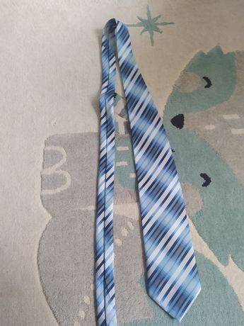 Męski krawat w różnych odcieniach niebieskiego