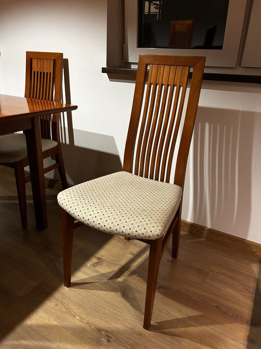 Duży, rozkładany stół + 6 krzeseł firmy Klose – buk koniakowy