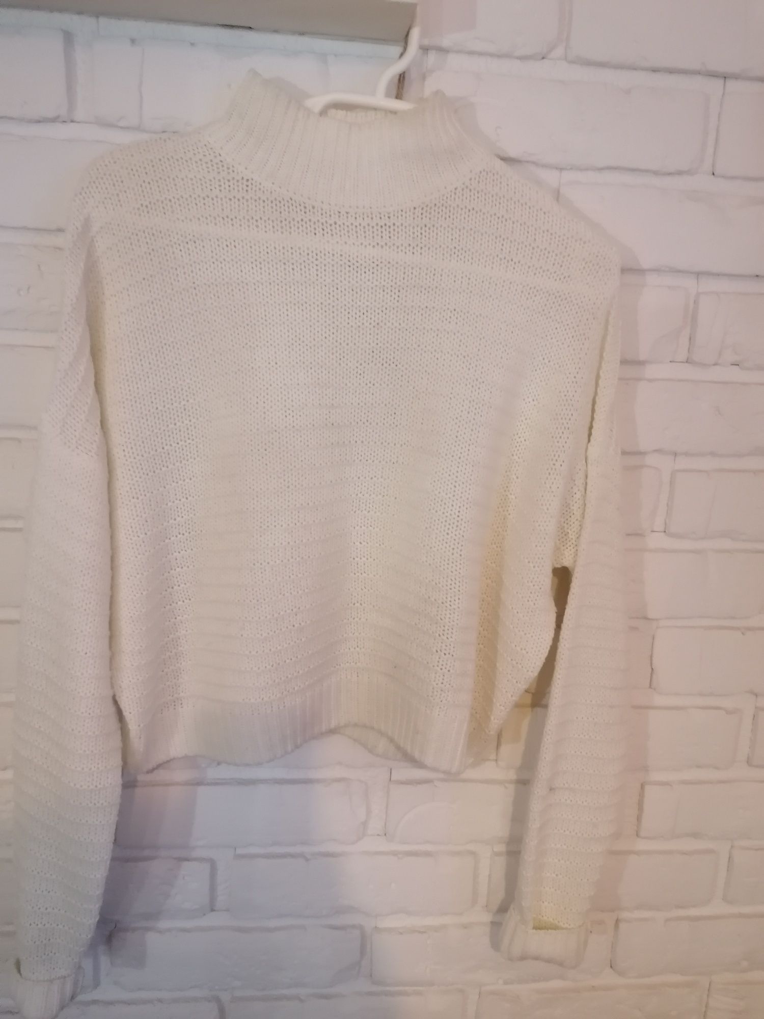 Sweter sinsay r. S rozszerzany, modny fason