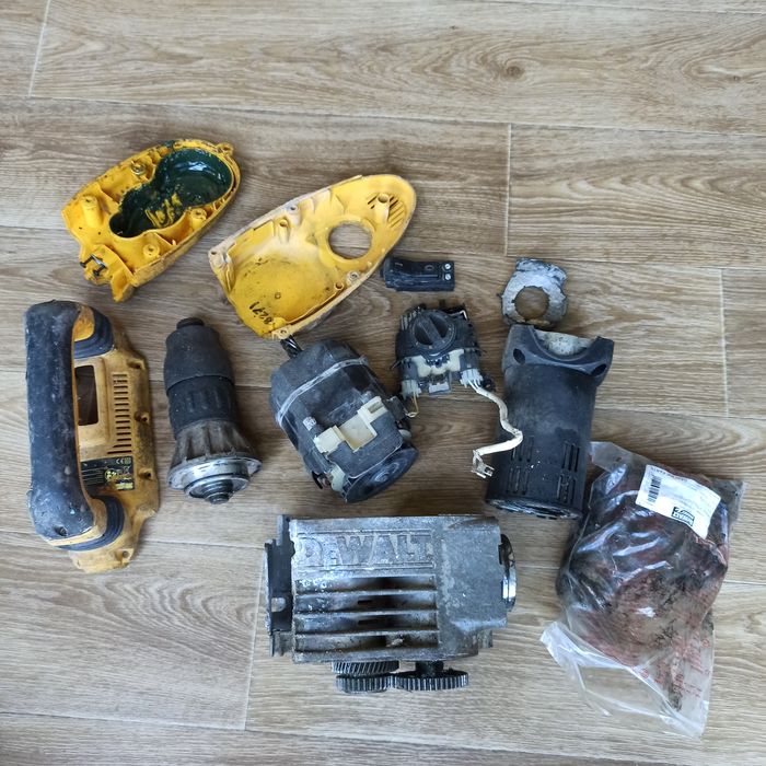CZĘŚCI Młot wyburzeniowy DeWALT D25901 . 110V 1500W SDS MAX uszkodzony