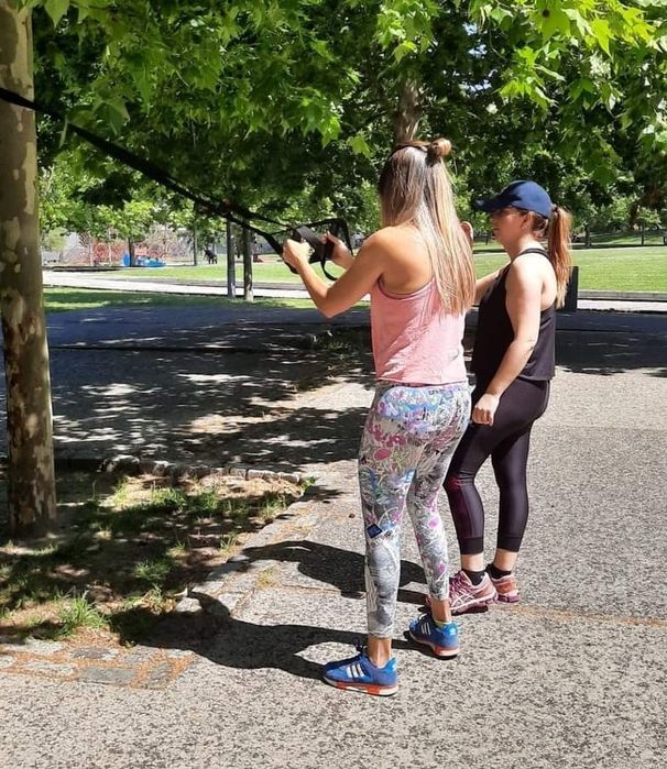 Treino com personal trainer ao ar livre ou ginásio