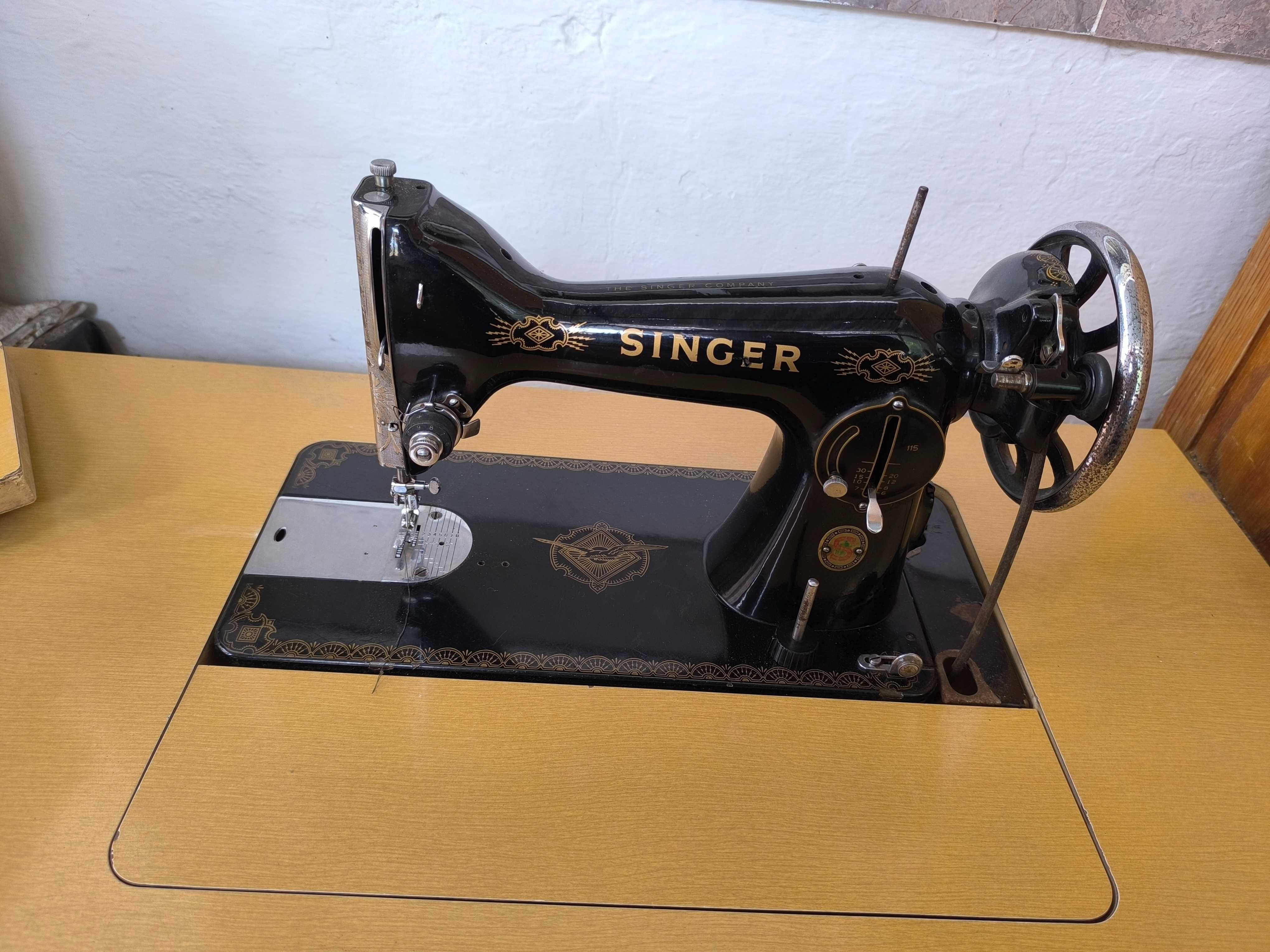 Máquina de cozer com mesa antiga