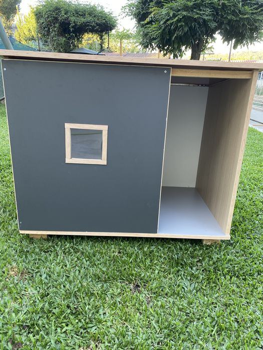 Casotas em madeira para porte grande com janela em acrilico