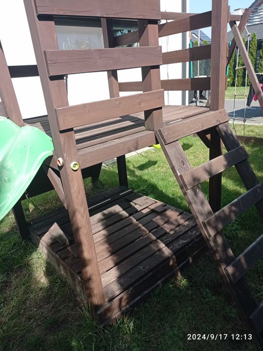 Plac zabaw z wyposażeniem