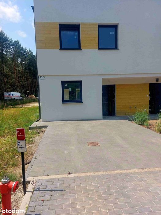 Bliźniak z pompą ciepła przy lesie