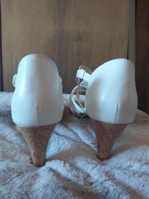 Sandálias novas, brancas, 39