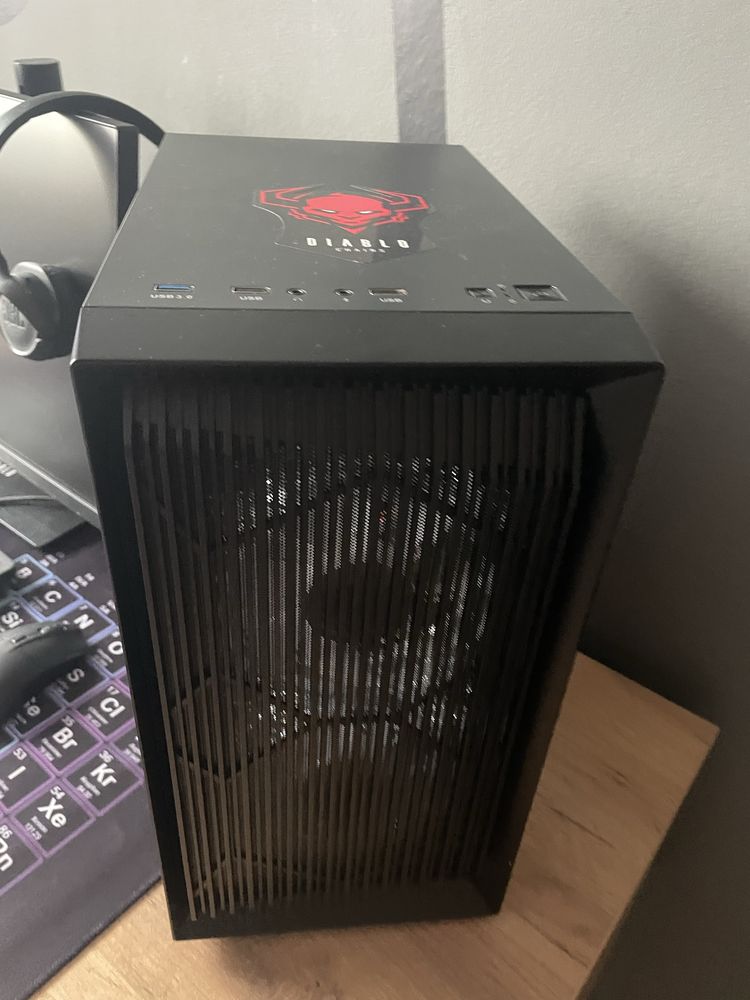 Komputer z monitorem