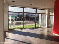 Loja com excelente visibilidade para arrendamento em zona central