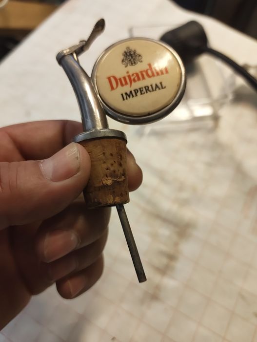 Stary metalowy korek,nalewał na butelkę.