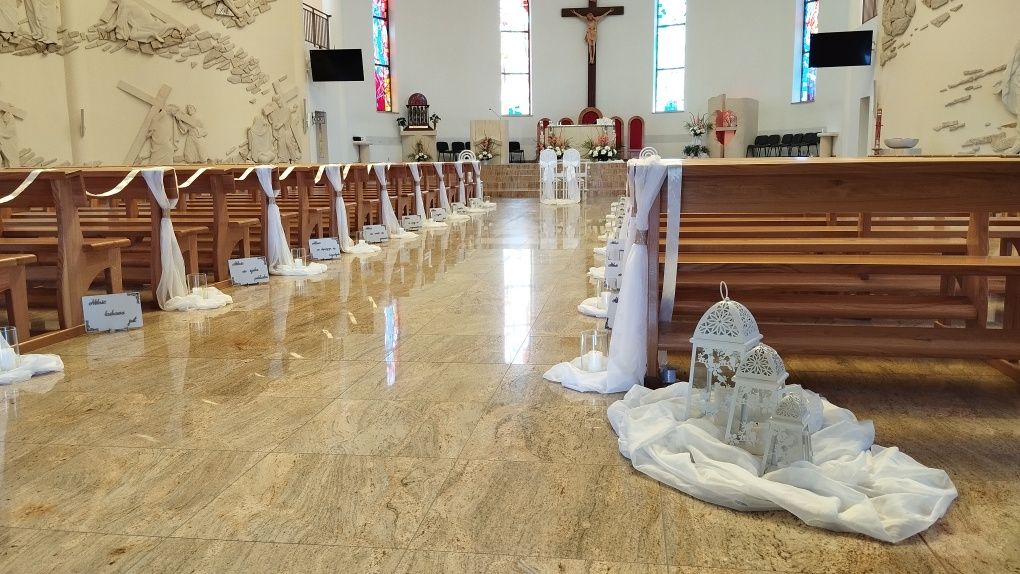 Dekoracja kościoła, tiul woal krzesła klęcznik tabliczki