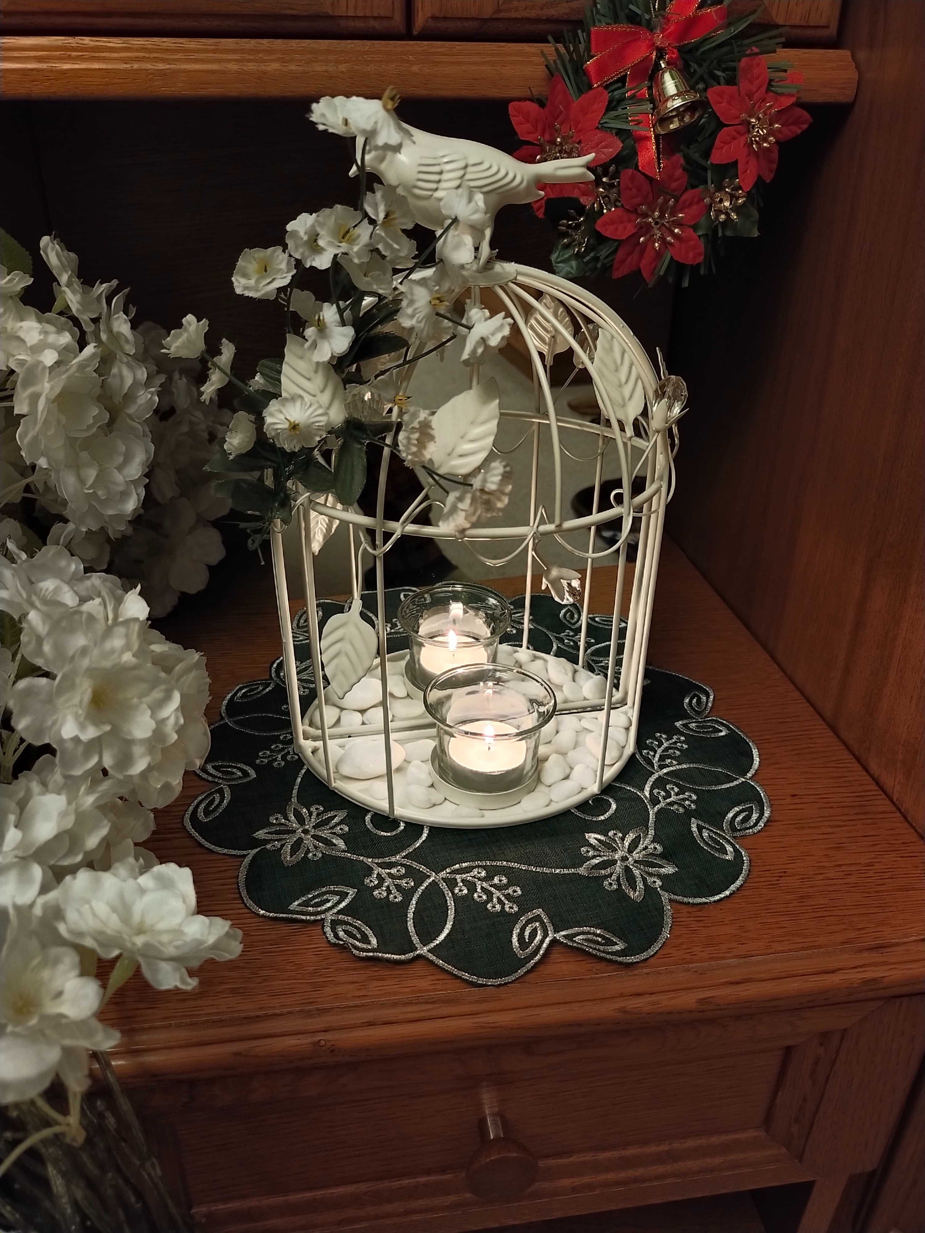 Biały świecznik z ptaszkiem z odbiciem w lustrze