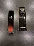 Chanel pierwsza plynna pomadka laczy polysk i trwalosc.