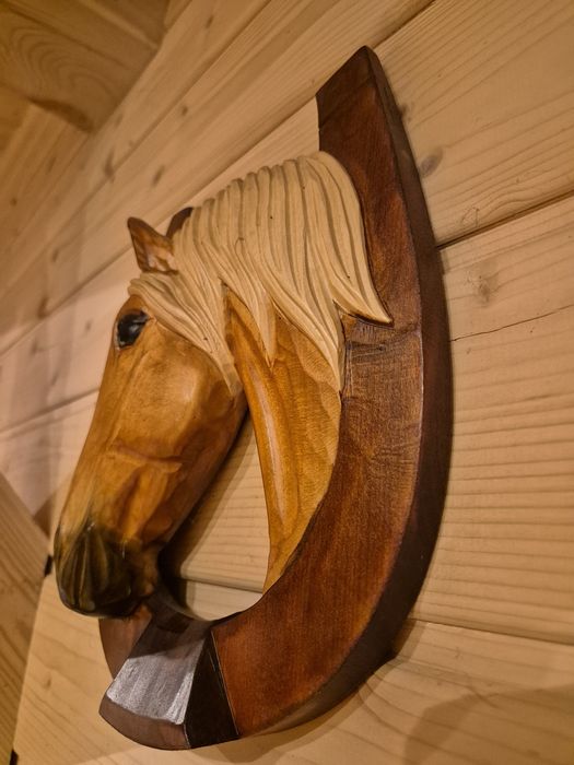 Drewniana podkowa duża z rzeźbą konia